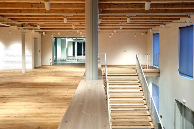 Dvě spojená patra propojují dubové schody i původní kovové sloupy | foto: Naďa Kubínková,  Český rozhlas