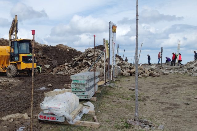 Stavební stroje ničí přírodu v okolí vrcholu Králického Sněžníku | foto: Společnosti přátel Jeseníků
