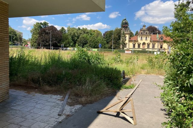 Pozemky před Hotelem Bohemia jsou bez údržby | foto: Josef Kopecký,  Český rozhlas