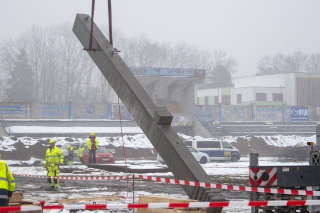 Stavbaři vztyčili první pilíř nové tribuny Letního stadionu v Pardubicích | foto: Josef Vostárek,  ČTK