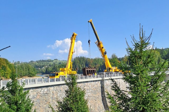 Výměnu 29tunového rychlouzávěru turbíny na hrázi přehrady v Pastvinách zajišťují dva mohutné jeřáby | foto: ČEZ