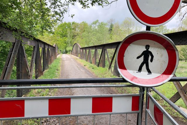 Cestu přes most Červeňák město zahradilo | foto: Honza Ptáček,  Český rozhlas