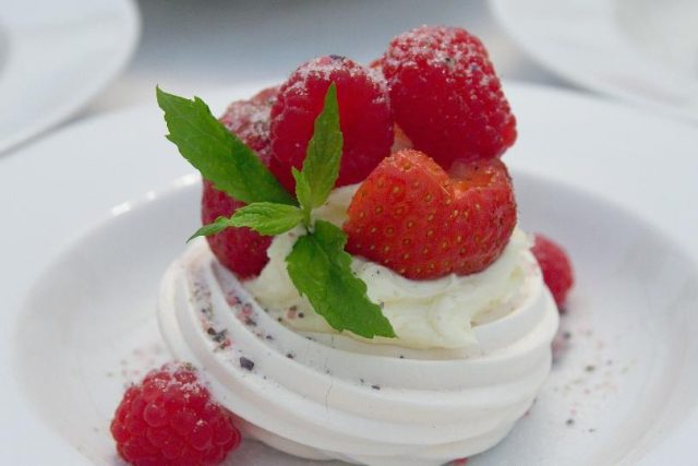 Křehká,  sladká pusinka doplněná o šlehačku a ovoce | foto: Pixabay