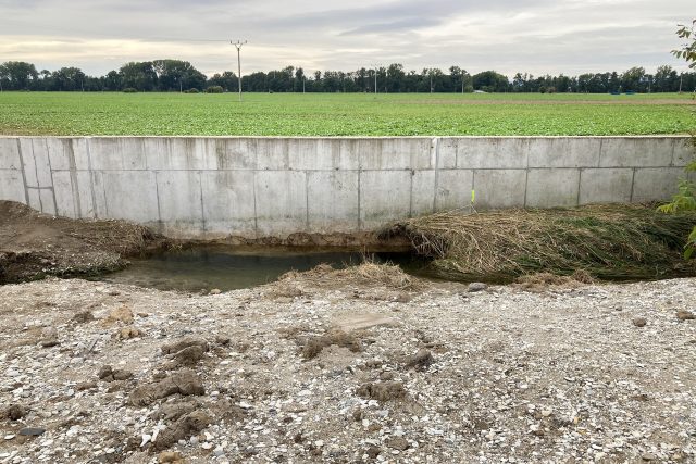 Nechtěná oblázková pláž. Povodeň si v Čankovicích našla cestu pod protipovodňovou zdí | foto: Josef Kopecký,  Český rozhlas