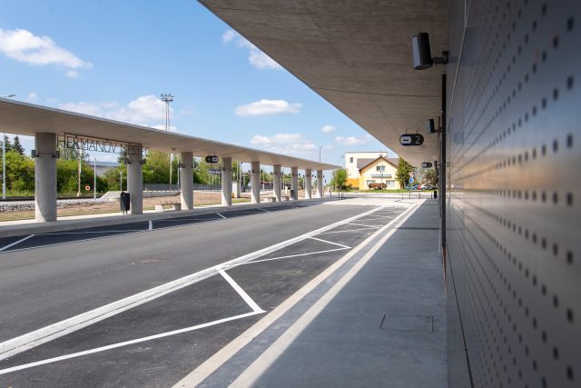 Heřmanův Městec na Chrudimsku dokončuje nový autobusový terminál u vlakového nádraží | foto: Josef Vostárek,  ČTK