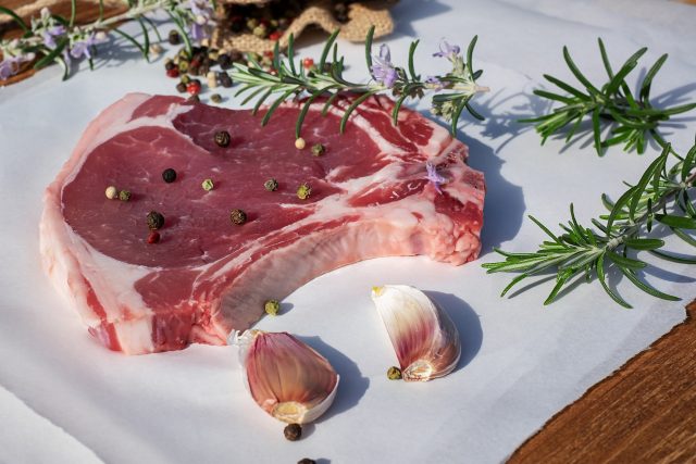 Kotleta je chuťově výborné,  přitom relativně levné maso  (ilustrační foto) | foto: Fotobanka Pixabay