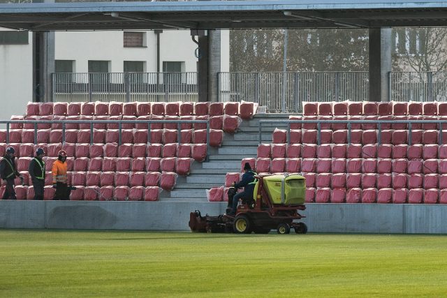 Poslední úpravy na novém fotbalovém stadionu v Pardubicích | foto: Martin Veselý,  MAFRA / Profimedia