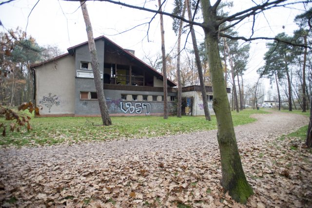 Z restaurace U Bobra v pardubickém lesoparku je už řadu let ruina | foto: Josef Vostárek,  ČTK