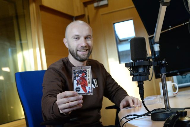 Lukáš Kopp ukazuje kartičku s útočníkem Lukášem Kašparem | foto: Honza Ptáček,  Český rozhlas