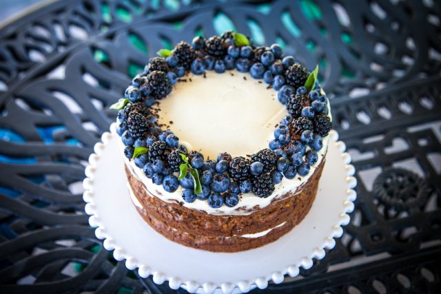 Nahý dort s borůvkami a ostružinami | foto: Profimedia