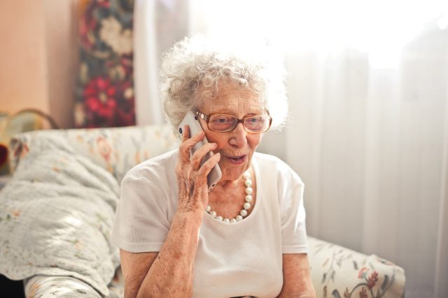 Seniorka telefonuje | foto: Shutterstock