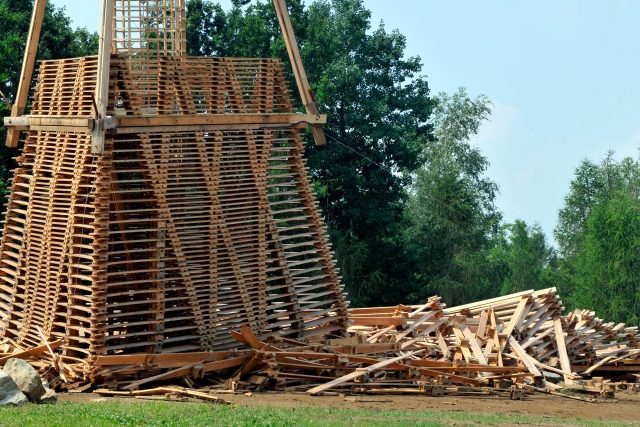 Silná bouřka zničila 25. června 2008 rozhlednu Bára v lokalitě Na Podhůře u Chrudim. Sloužila veřejnosti jen pár dní | foto: Alexandra Mlejnková,  ČTK