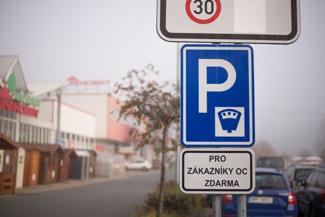 Na vjezdech na parkoviště k obchodnímu domu Uni Hobby přibyly značky upozorňující na placené parkování | foto: Honza Ptáček,  Český rozhlas