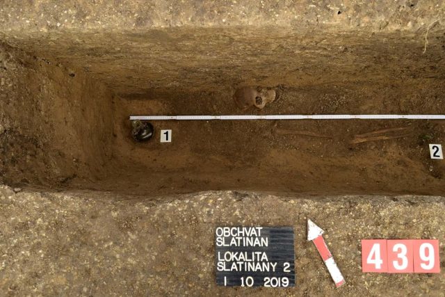 Dva odkryté hroby obsahovaly skleněné nádoby – pohár a baňatou lahev,  výrobky římských provincií | foto: Východočeské muzeum v Pardubicích
