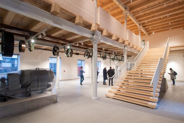 Výstavní prostor galerie v Automatických mlýnech ozvláštňují prvky původní mlýnské technologie | foto: Josef Vostárek,  ČTK