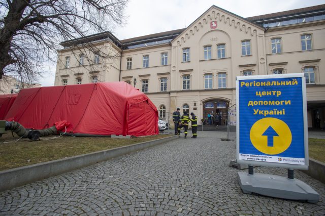 Před krajským úřadem v Pardubicích hasiči postavili dva stany jako čekárnu pro uprchlíky | foto: Josef Vostárek,  ČTK