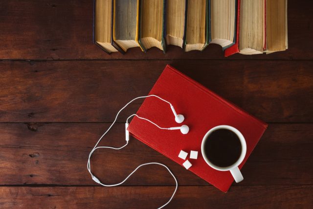 Knihy,  bílá sluchátka,  kostky cukru,  šálek kávy | foto: Profimedia
