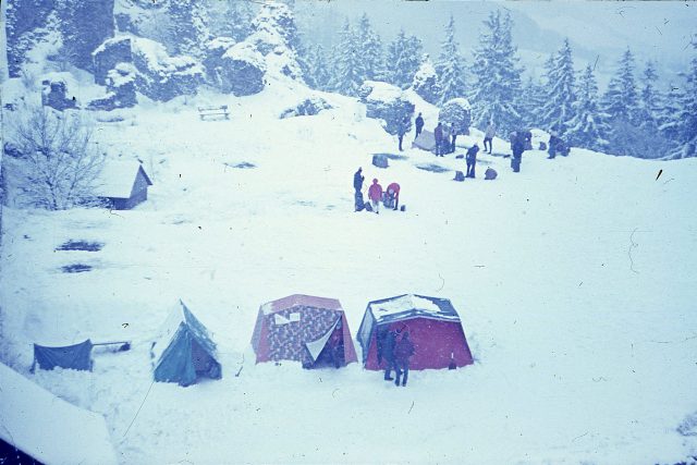 Zimní táboření v 70. letech na hradě Lichnice | foto: Ivana Matyková