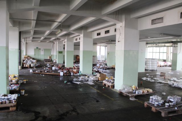 V hale zkrachovalé firmy KM plus v Chrasti jsou stále tuny chemikálií | foto: Pardubický kraj