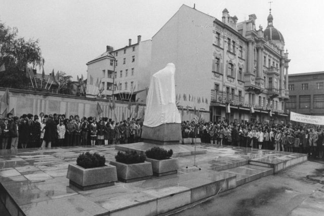 Odhalení Leninovy sochy v Parubicích na dnešním náměstí Republiky | foto: Východočeské muzeum v Pardubicích