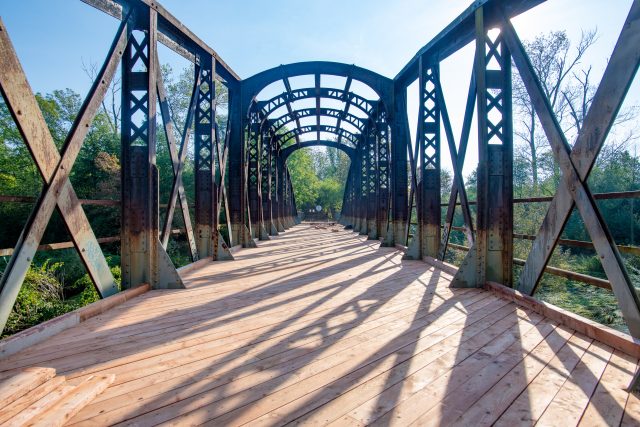 Historický most přes Chrudimku se dočkal obnovy. Tesaři kompletně vyměnili dřevěnou mostovku | foto: Honza Ptáček,  Český rozhlas