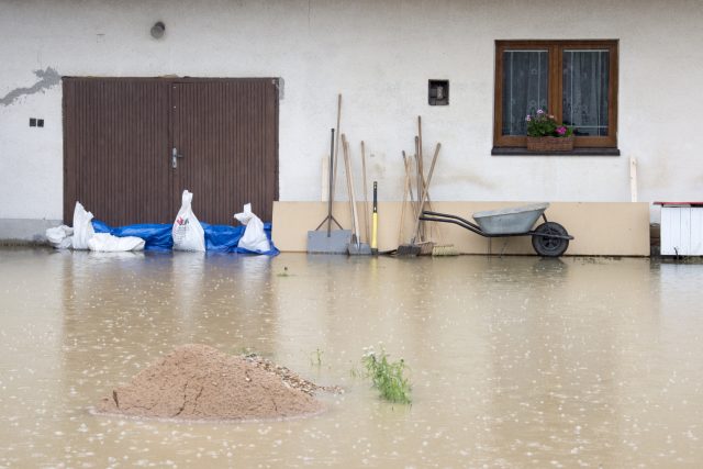Velká voda klepe na dveře rodinného domu v Dolních Ředicích | foto: Josef Vostárek,  ČTK