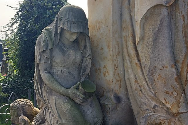 Jedna z funerálních plastik na bohdanečském hřbitově | foto: Tereza Brázdová,  Český rozhlas