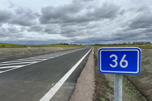 Silničáři narovnali úsek silnice I/36 mezi Holicemi a Časy | foto: Ondřej Wolf,  Český rozhlas
