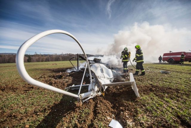 Při pádu malého vrtulníku u Slavoňova na Náchodsku zemřeli dva lidé | foto: HZS Královéhradeckého kraje