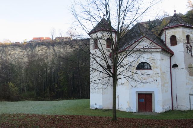 Kostelík a skalní stěna v Podskále | foto: Tereza Brázdová,  Český rozhlas