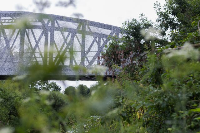Artur Magrot zabalil opuštěný pardubický most do bílé maskovací sitě | foto: Marie Sieberova
