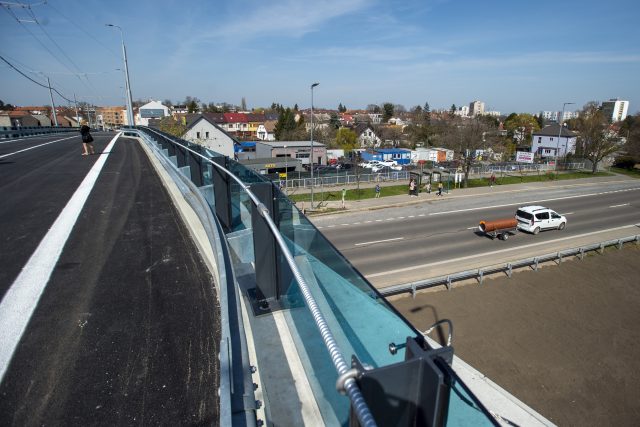 Nadjezd na Kyjevské ulici má v části nad &quot;rychlodráhou&quot; rozšířené krajnice. V těchto místech má vzniknout propojka obou ulic | foto: Josef Vostárek,  ČTK