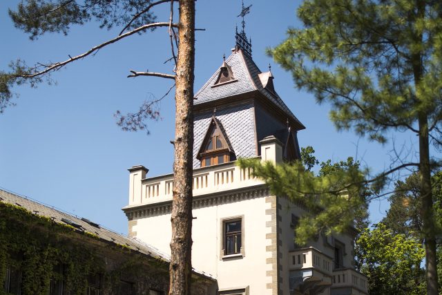 Opravená věž pardubické Larischovy vily | foto: Tomáš Kubelka