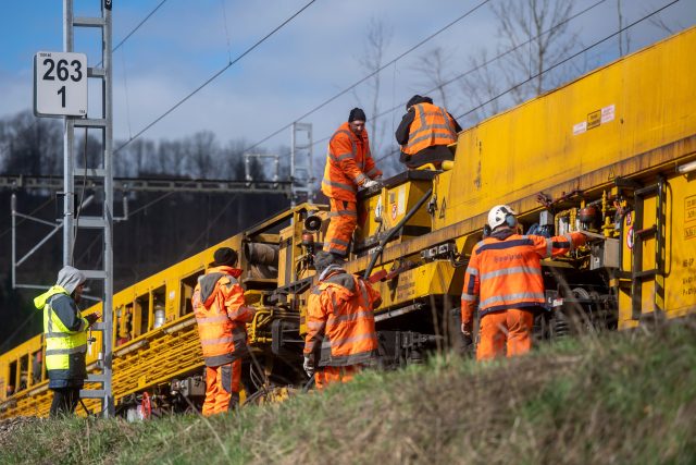 Stroj,  který jedním přejezdem dokáže vyměnit podloží kolejí,  obsluhuje 28 lidí | foto: Josef Vostárek,  ČTK
