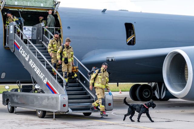 Čeští hasiči vystupují na letišti v Pardubicích po příletu z Texasu | foto: David Taneček,  ČTK