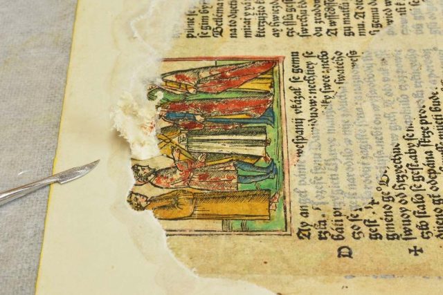 Bible benátská prošla náročným restaurováním | foto: Ondřej Bouček,  Východočeské muzeum v Pardubicích