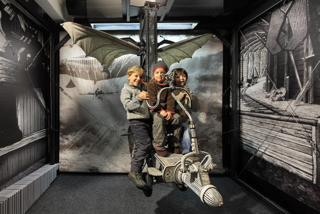 Děti na létajícím stroji | foto: Libor Sváček,  Muzeum Karla Zemana