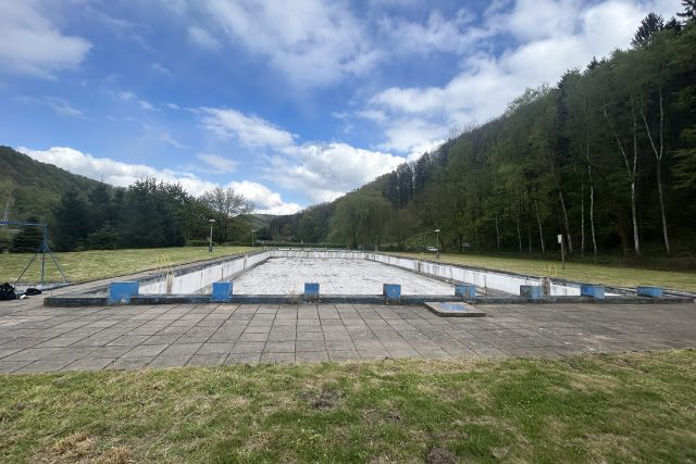 Velký bazén bude na plné napuštění muset počkat do příští sezóny | foto: Barbora Soukupová,  Český rozhlas