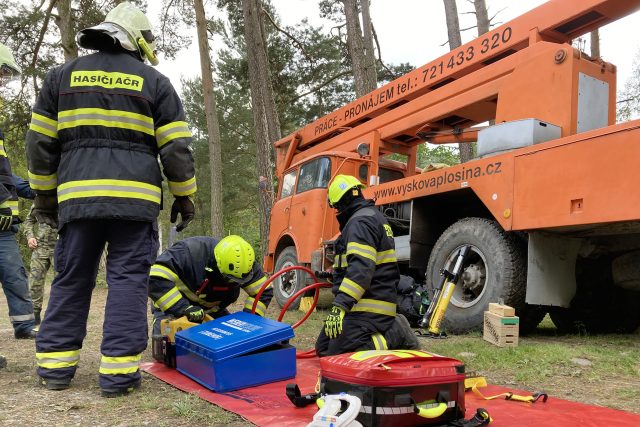 Armádní hasiči si musí umět poradit i při havárii těžké techniky | foto: Josef Kopecký,  Český rozhlas