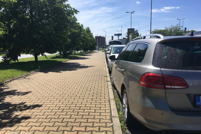 Situace s parkováním u nádraží se zhoršila po po uzavření parkoviště u lihovaru | foto: Josef Ženatý