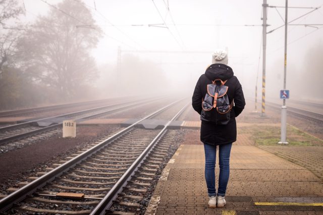 Žena čeká na vlak | foto: Shutterstock
