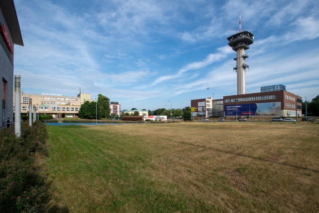 Pardubická radnice plánuje prázdné prostranství u obchodního centra přeměnit na park | foto: Josef Vostárek,  ČTK