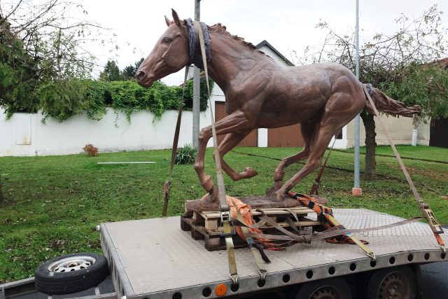 Bronzová socha Peruána dorazila před Dostihové centrum Zámrsk | foto: Tereza Brázdová,  Český rozhlas