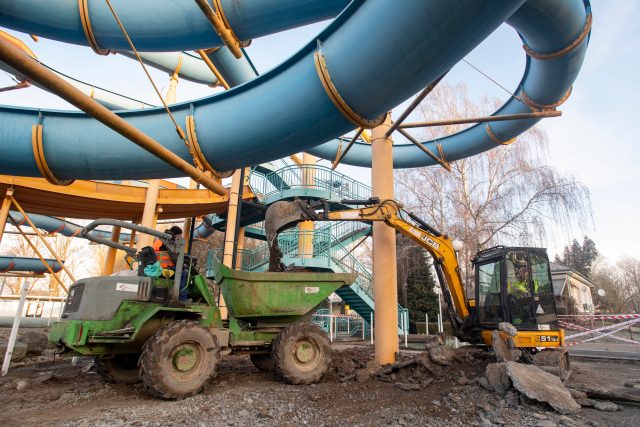 Rekonstrukce bazénu na Cihelně v Pardubicích začala bouracími pracemi | foto: Josef Vostárek,  ČTK