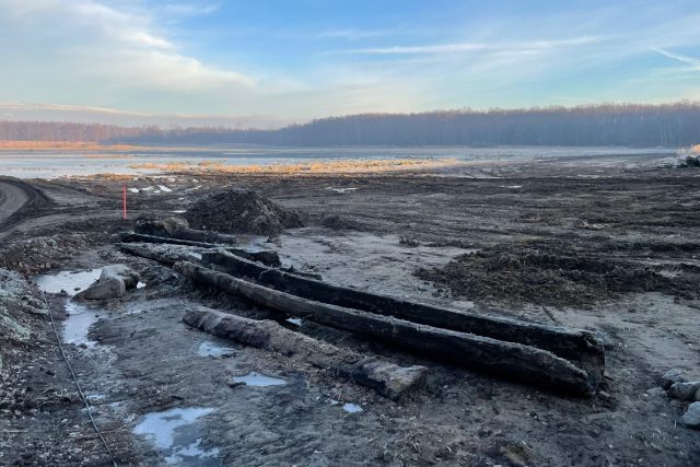 Historické dřevěné potrubí po vyjmutí z hráze | foto: Pardubický kraj