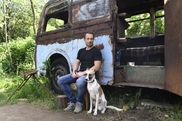 Autor knižní předlohy Rožek Filip se svým psem odpočívá před natáčením filmu Gump | foto: Michal Krumphanzl,  ČTK