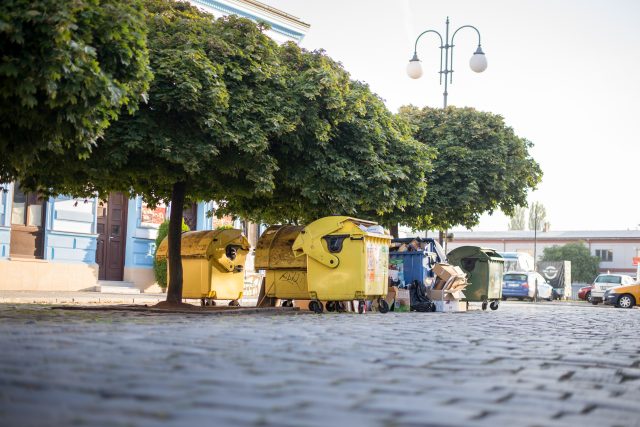 Odpadky kolem kontejnerů na Bělobranském náměstí v Pardubicích | foto: Honza Ptáček,  Český rozhlas