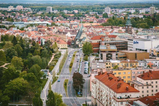 Pohled na historické centrum Pardubic z Telekomunikační věže. Před námi Sukova třída a na jejím konci kostel sv. Bartoloměje | foto: Jana Volková