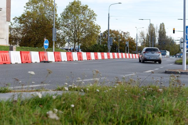 Výjezd z paláce Pardubice je možný jen na světelnou křižovatku. Ve směru na nábřeží Závodu míru už vyjet nejde | foto: Honza Ptáček,  Český rozhlas