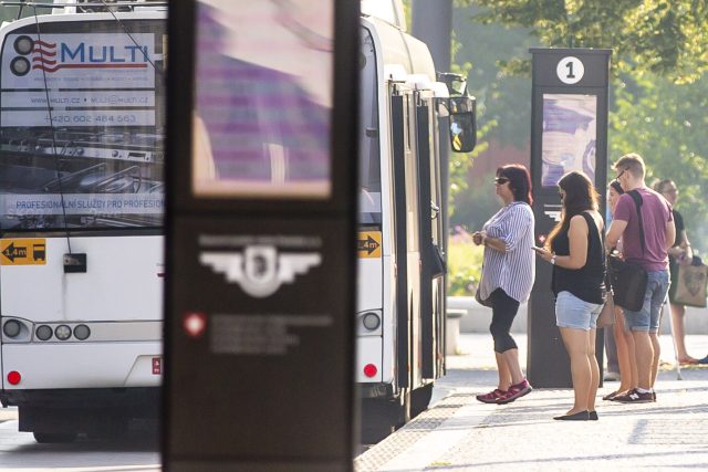 Cestující nastupují do trolejbusu před pardubickým nádražím | foto: Radek Kalhous,  Profimedia